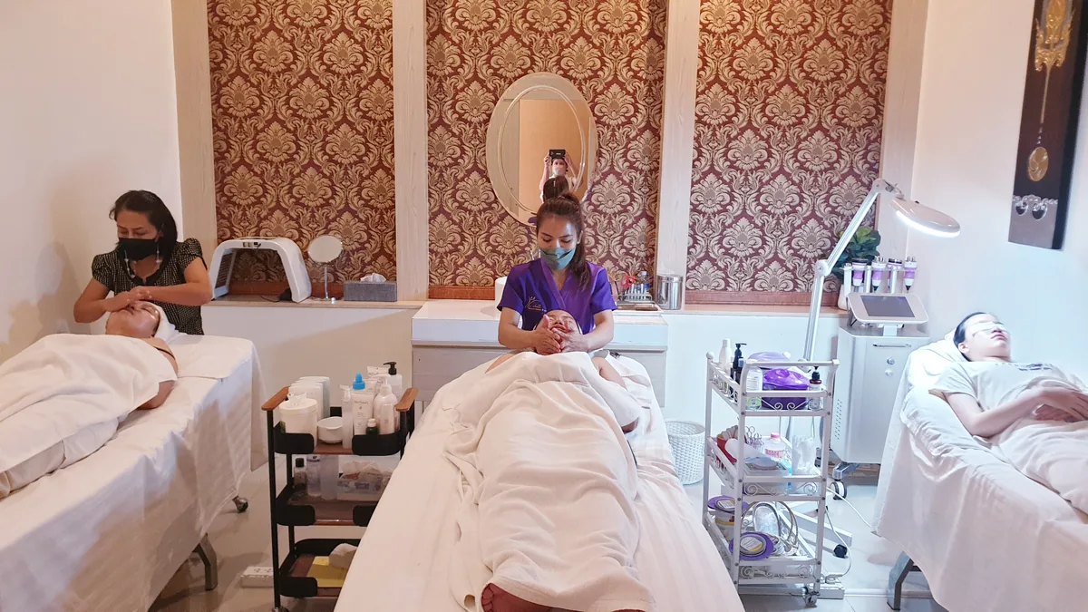 ห้องทรีตเมนต์สองเตียงที่มีพนักงานให้บริการลูกค้าอยู่